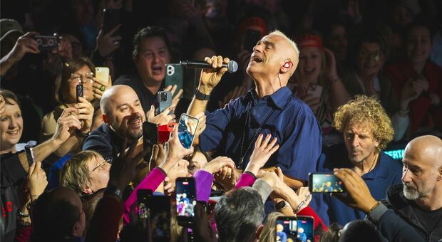 Eros Ramazzotti stop on the tour, operated on the vocal cords: "We'll have to wait 2027."