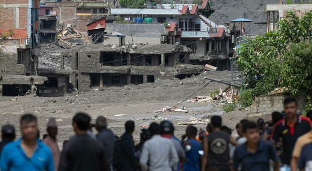 Flood in Nepal, what happened? The earthquake shock then the ?valanga? ice and rock