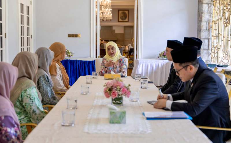 Queen plans family programmes for Johor's B40 community