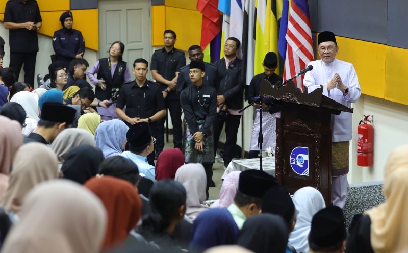 Anwar: Malaysia needs teachers skilled in new technologies, rooted in human values
