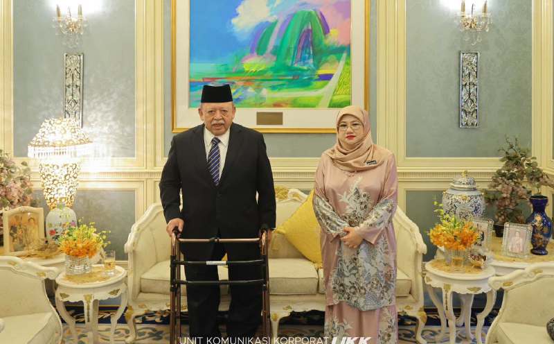 Raja of Perlis receives Auditor-General in audience