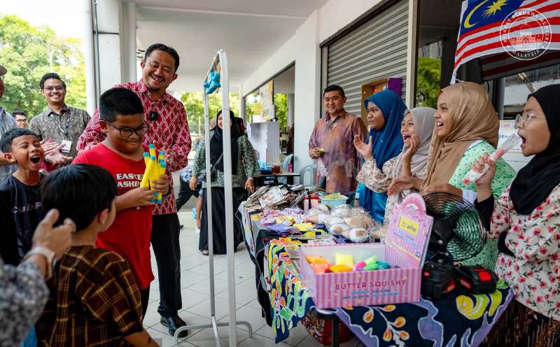 'Uncle Anwar' sends contribution to Little Entrepreneurs Day in Subang Jaya