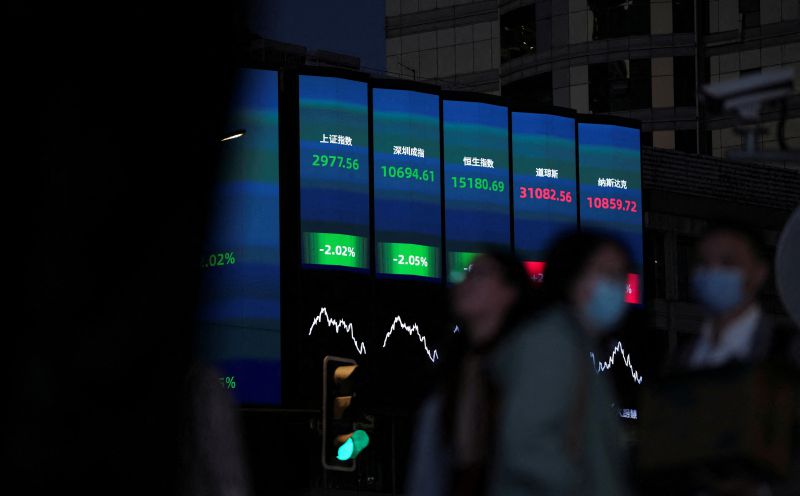 Seoul shares pare earlier gains late Fri. morning