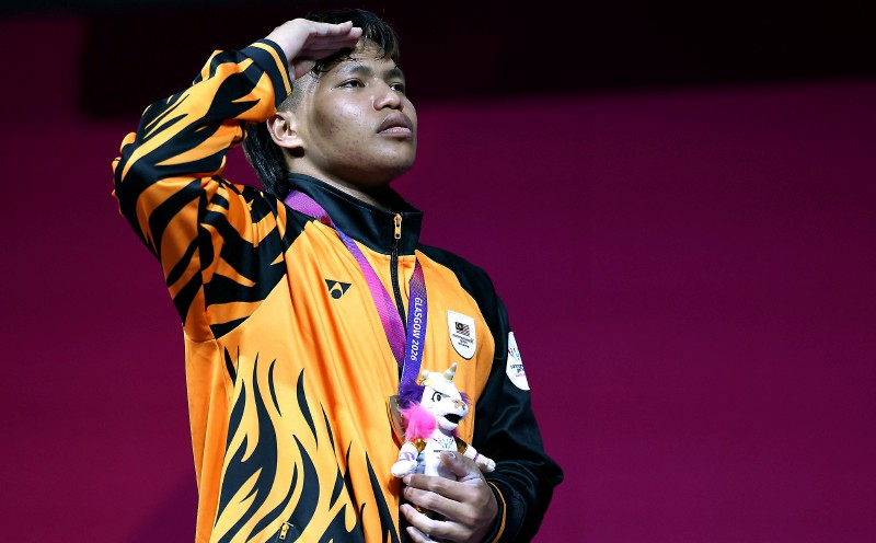 Senior teammates' gold rush inspires Hafizuddin to glory