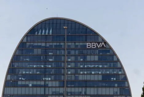 The bank starts a new restructuring plan after closing more than 1,000 offices at group level
