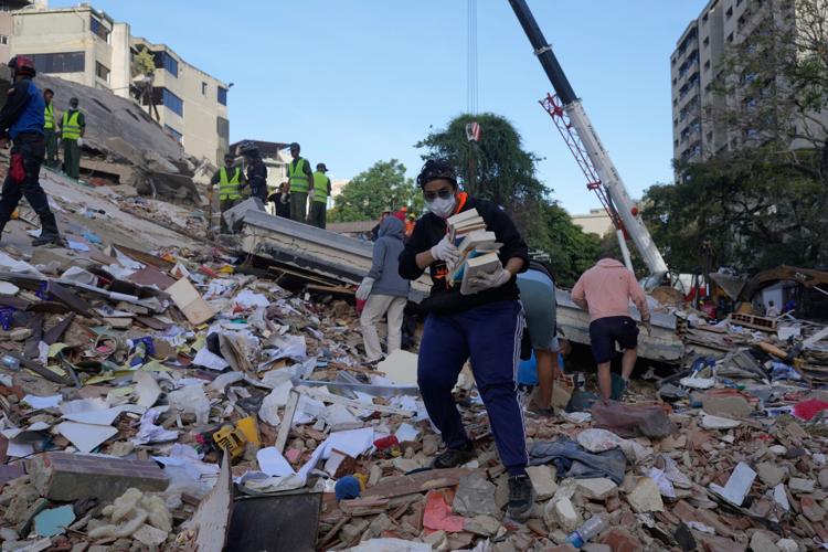 Venezuela earthquake: Death toll rises to 589, nearly 3,000 people injured as rescuers race to find thousands missing