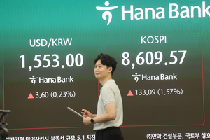 Samsung fell 0.45% but SK hynix rose 0.26%; Hyundai Motor gained 2.73% amid strong June export data