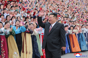 NK leader holds photo sessions with women's union members, construction unit soldiers