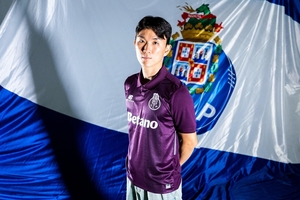 The 76-cap midfielder moves to the 31-time Portuguese league winners after two years in the Netherlands