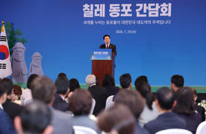 Lee vows more practical support for overseas Koreans during Chile visit
