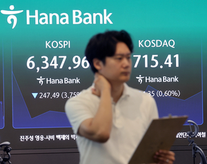 Most large-cap shares fell, with Samsung Electronics down 6.48% and SK hynix 6.69%, as investors took profits