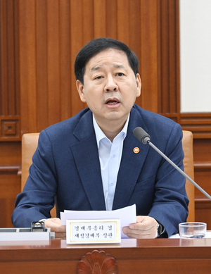 Finance minister voices confidence in economy, vows efforts to stabilize stock market