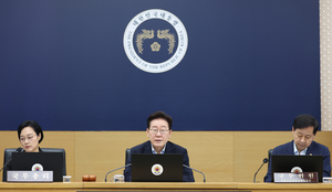 Lee calls for strategic investment in future industries to secure global leadership
