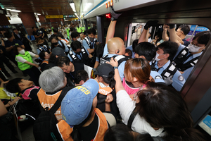 Rights group stages sit-in at Seoul subway station to demand improved access for disabled people