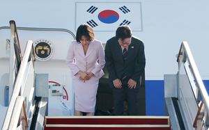 Lee heads to France for Lumiere Summit, talks with Macron