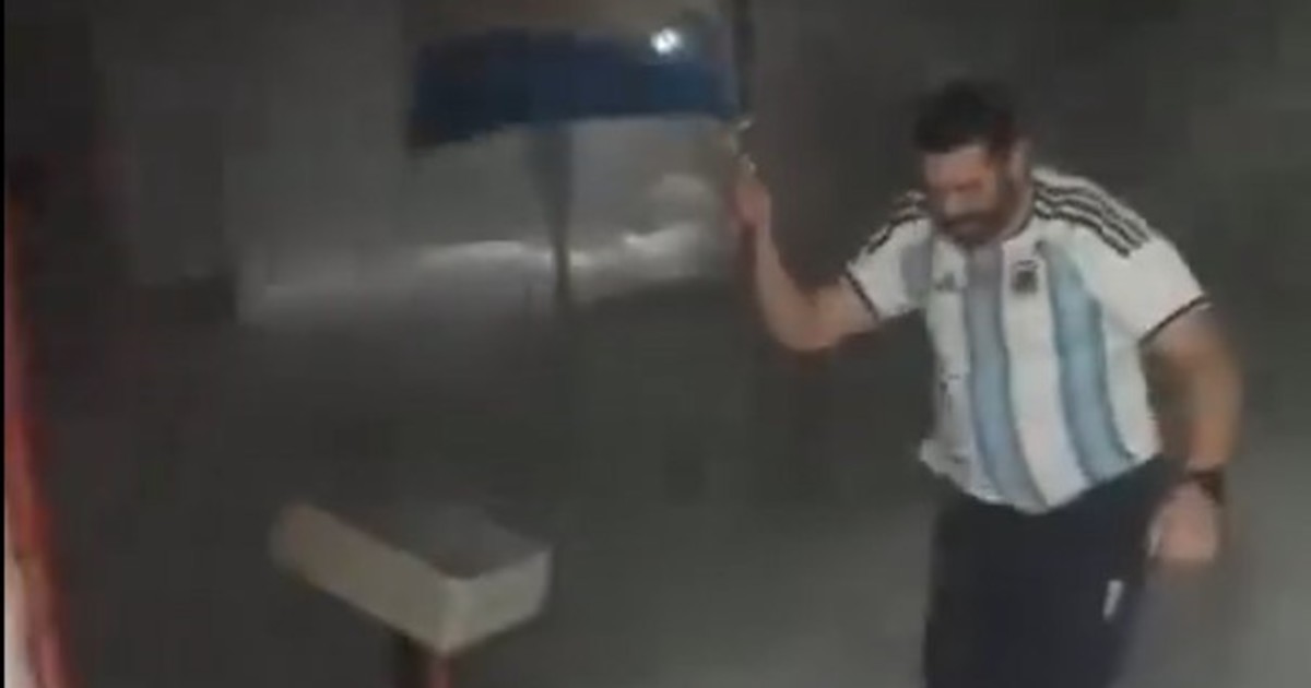With the Selection T-shirt and temperatures below zero: so a teacher in Antarctica celebrated the victory before England