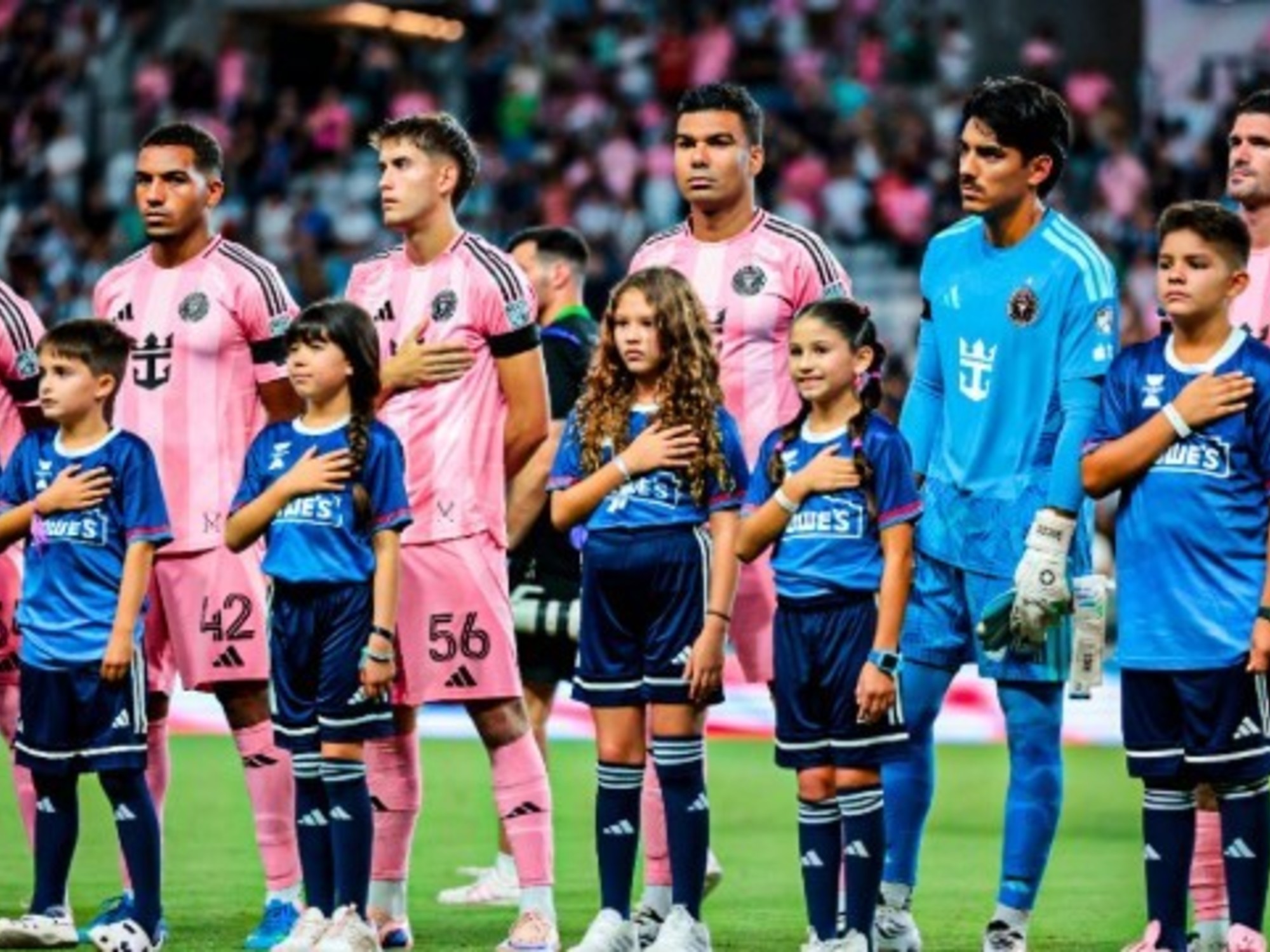 The Argentine star traveled from Miami after the death of his father, who was in delicate health and was key to his career