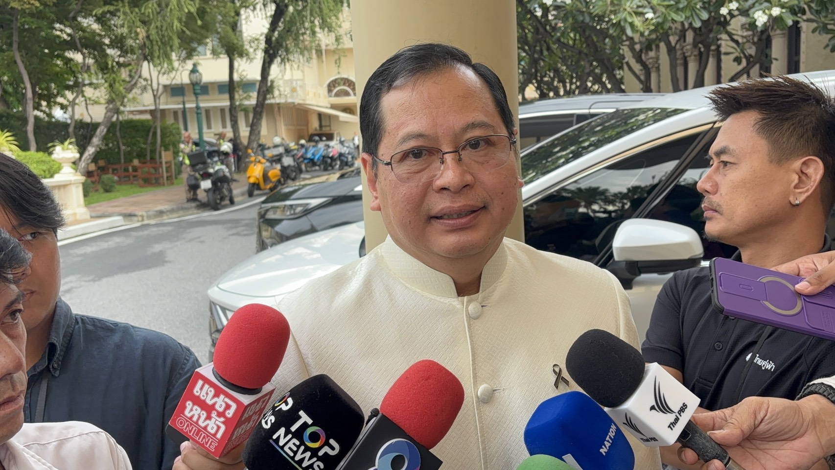 Pakorn reveals this afternoon the results of the first phase of the local government exam fraud investigation; DSI says it looks into fraud; if accepted as a special case, it will trace the money trail.