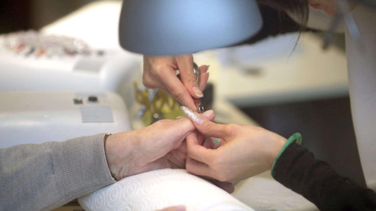 Hormone disrupters in nail salons: Great Britain pulls the tear line at gel lacquer