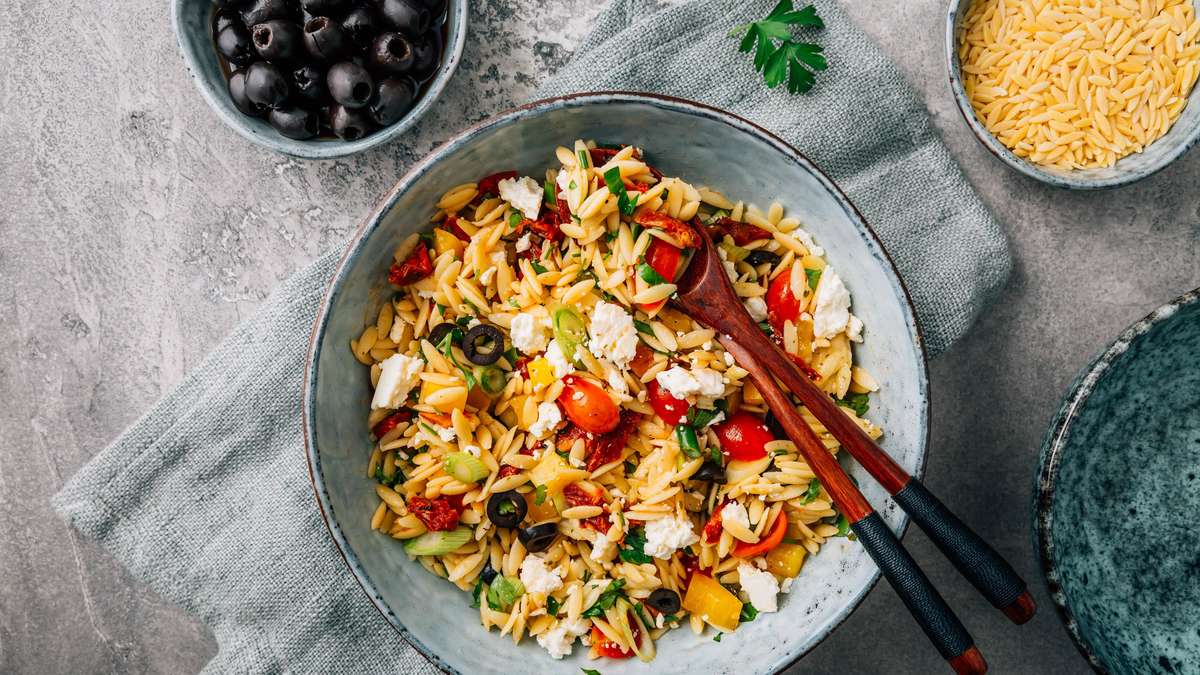 This Greek Kritharaki salad with feta is the perfect side dish – not only for grilling