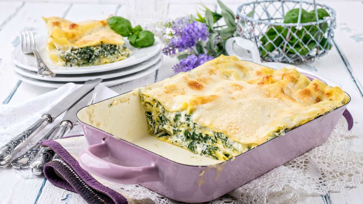 Mangold lasagne with spinach: creamy, vegetarian and filling