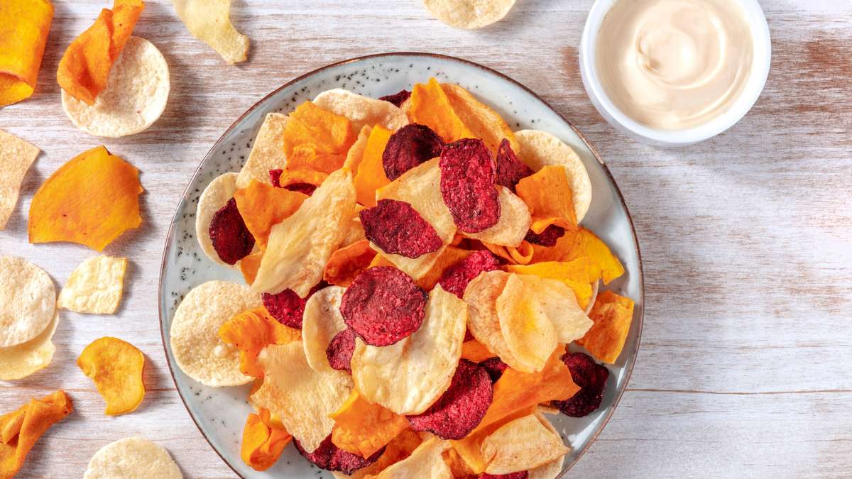 Vegetable chips from the hot air fryer convince with natural taste – without oil