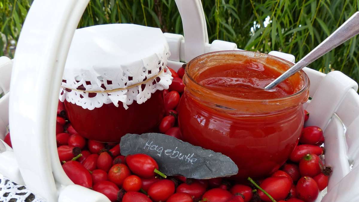 Rosehip jam: the autumn spread made in-house without gutting