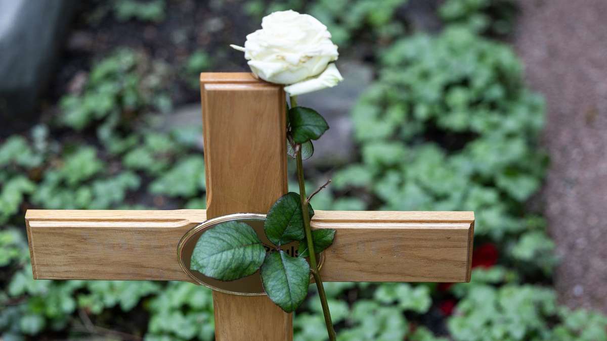 Tragic pub evening: 102-year-old dies after falling from small stage