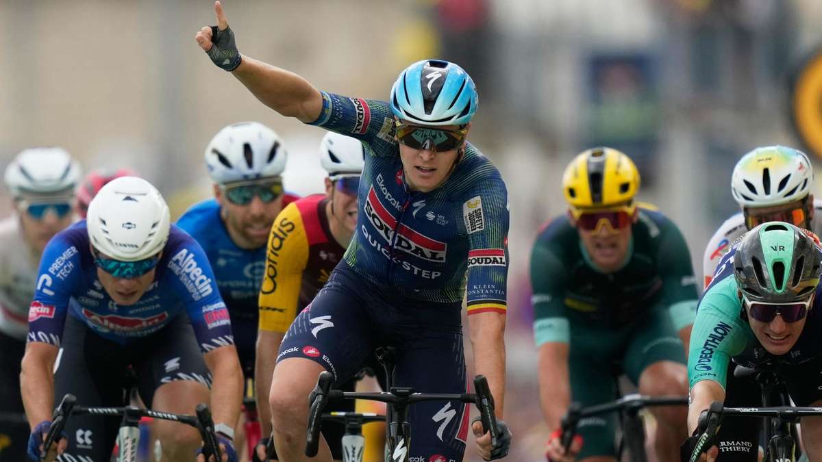 Mass collapse and TV outage overshadow the final sprint of the Tour de France