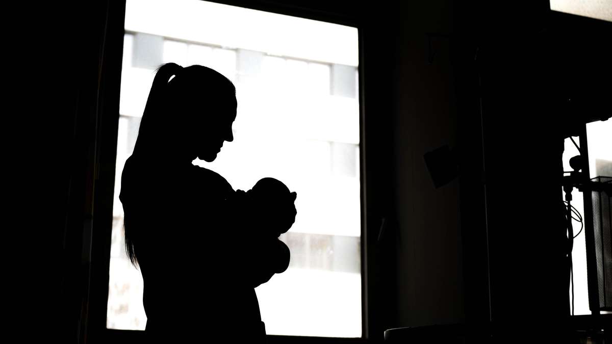 Mother compares heads of babies – and knows immediately: something is wrong with her son