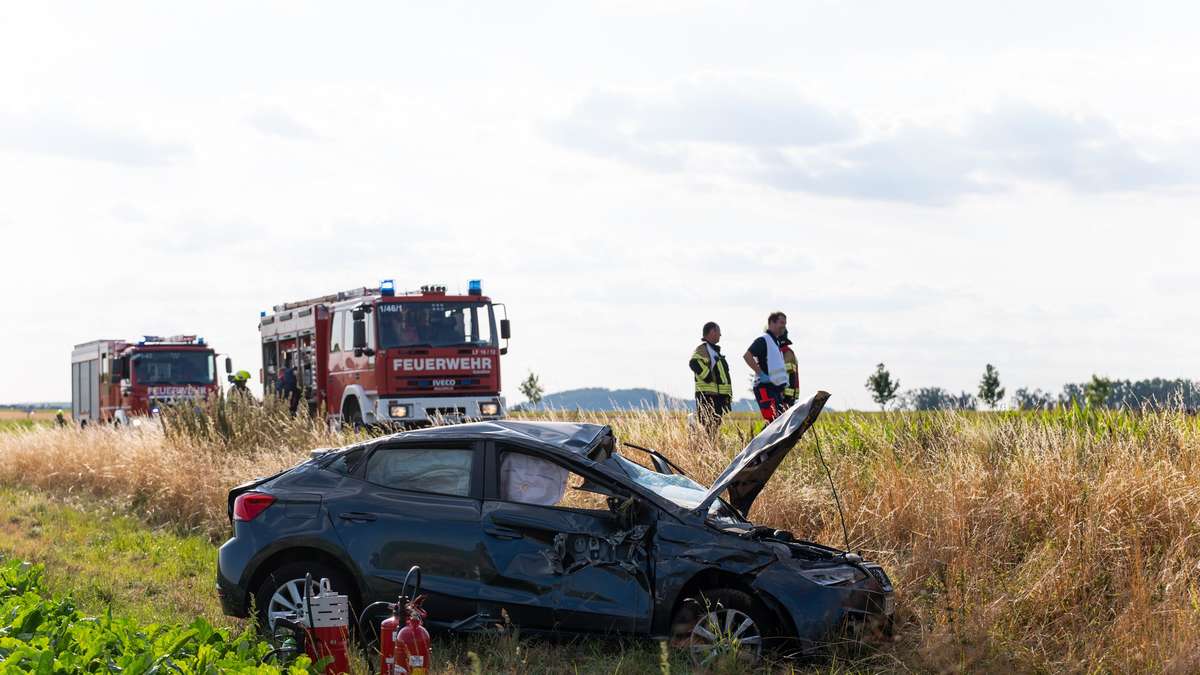 Accident on federal road in Hesse: motorist rolls over after collision with transporter