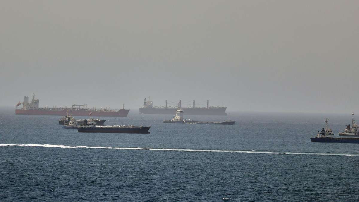 Only hours after Trump's threat: cargo ship fired upon in Strait of Hormuz