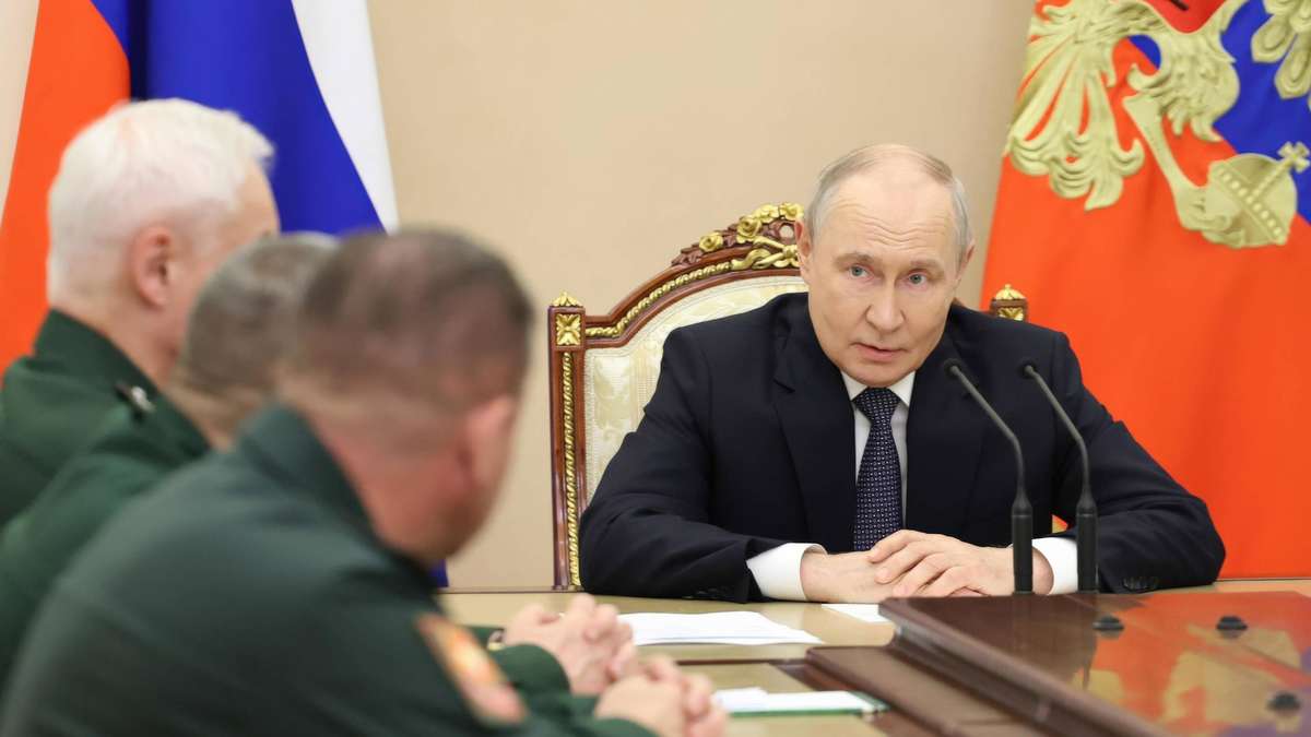 Putin on record low in polls: Kremlin kicks out even tame opposition