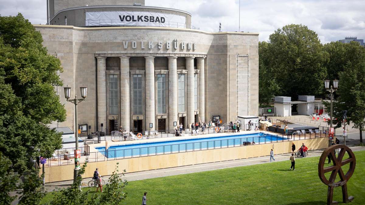Pop-up outdoor pool opens in front of Berliner Volksbühne