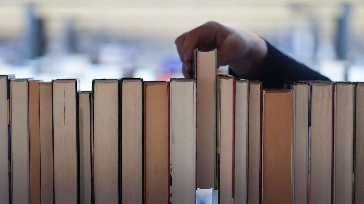Books as AI feed: Tech companies shredding cultural heritage – criticism is growing
