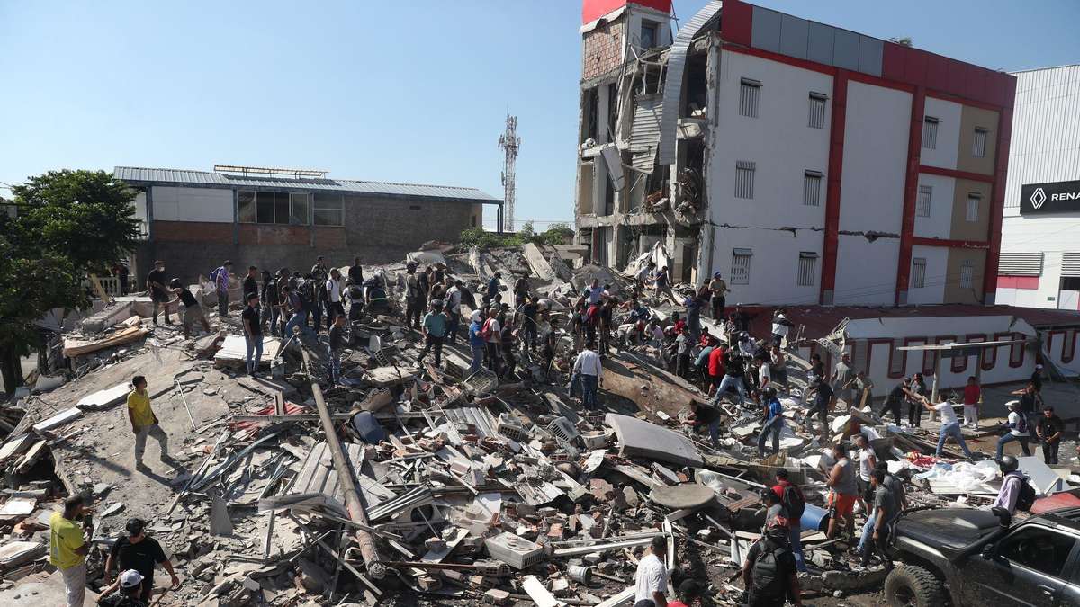 Colombia earthquake: Banker rescues baby from rubble – at least 224 people die