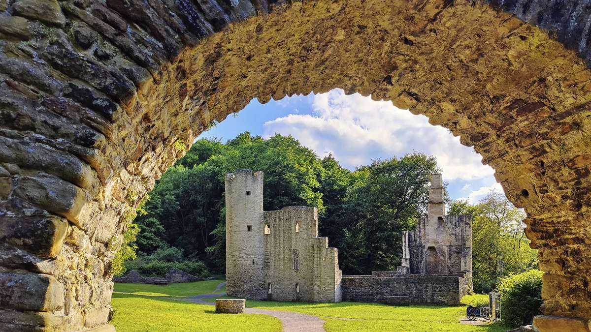 These are the most beautiful castle ruins on the Ruhr