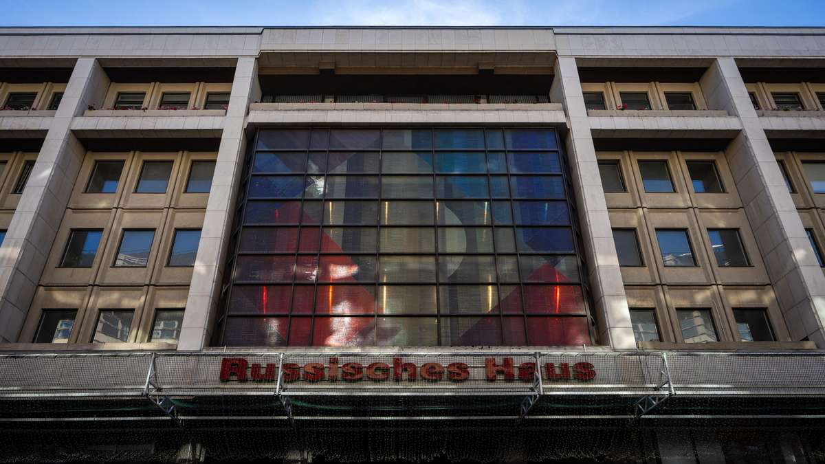 Wall to wall with Putin’s spies? Just the Digital Ministry moves next to the Russian House