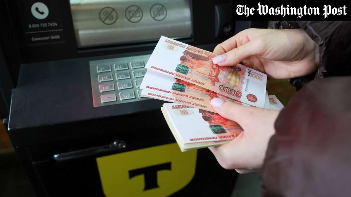 Kremlin fear drives Russians to bank: billions outflow paralyzes financial sector