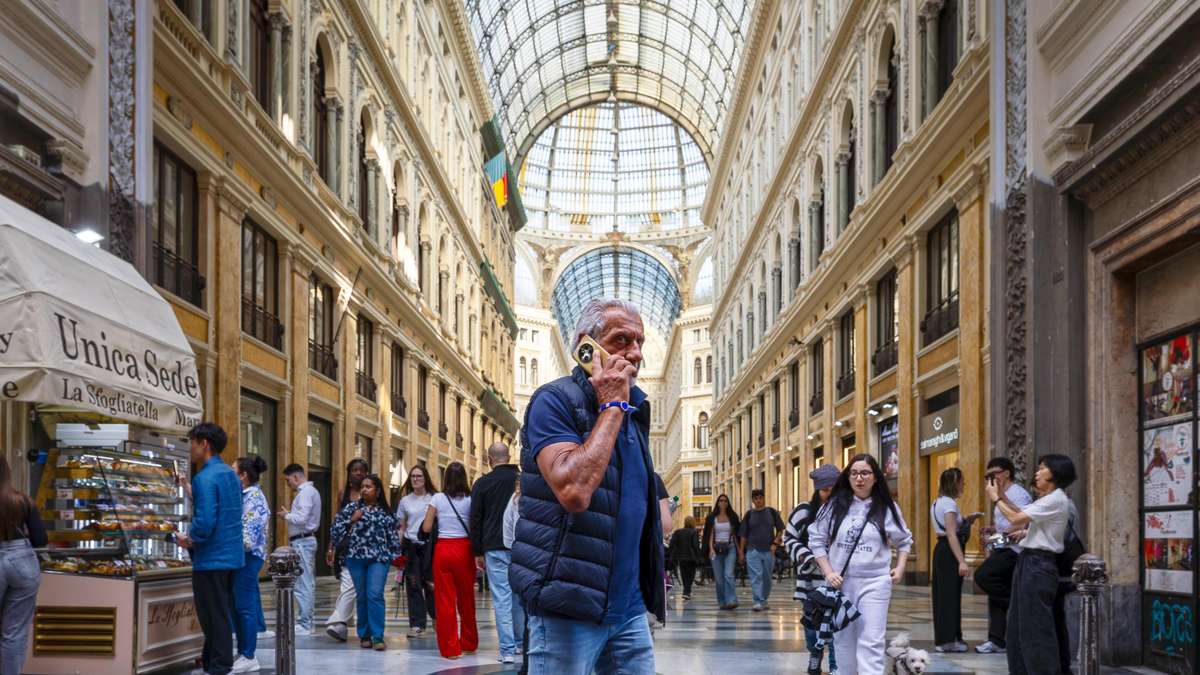Italy plans mobile phone fine in road traffic also for pedestrians
