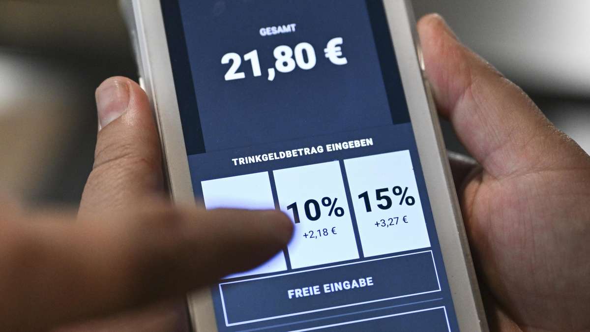 “Manipulative design tricks”: Consumer advocates warn against influencing tips