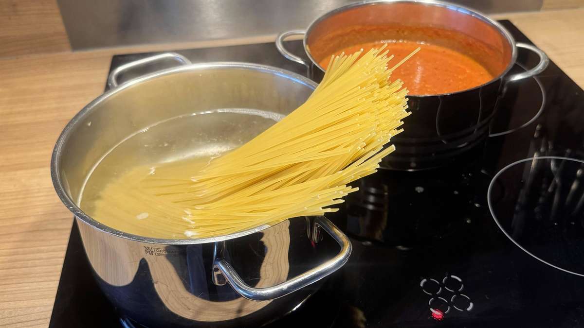 Noodles sticking together? Forget oil – a simple trick solves the problem immediately