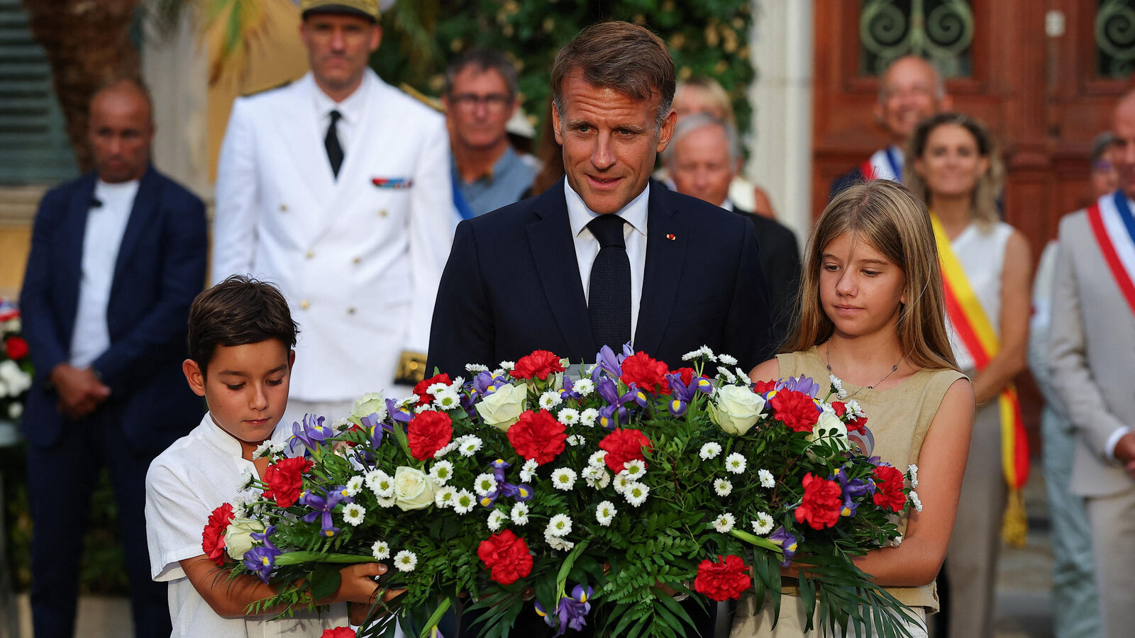 Emmanuel Macron will chair a Council of Ministers from the beginning on Monday