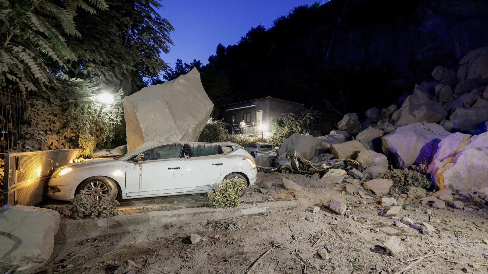 Italy: images of the damage caused by the earthquake near Naples, which caused 21 injuries