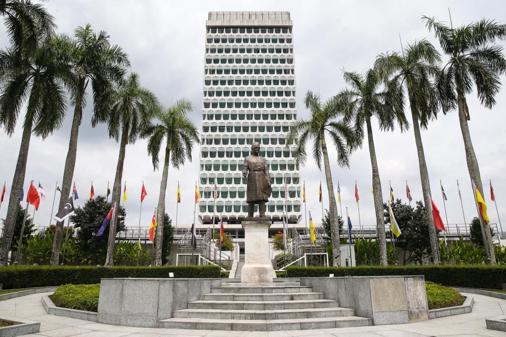 Second week of parliament covers essential-goods monitoring and AI regulation