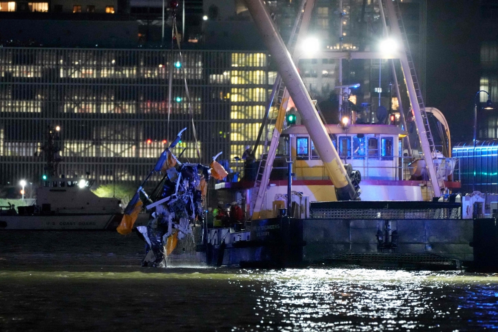 Deadly helicopter crash in Hudson River likely caused by bird strike, NTSB says