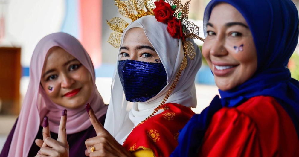 Sisters steal the spotlight in Rantau, casting votes in Jalur Gemilang style ahead of Merdeka