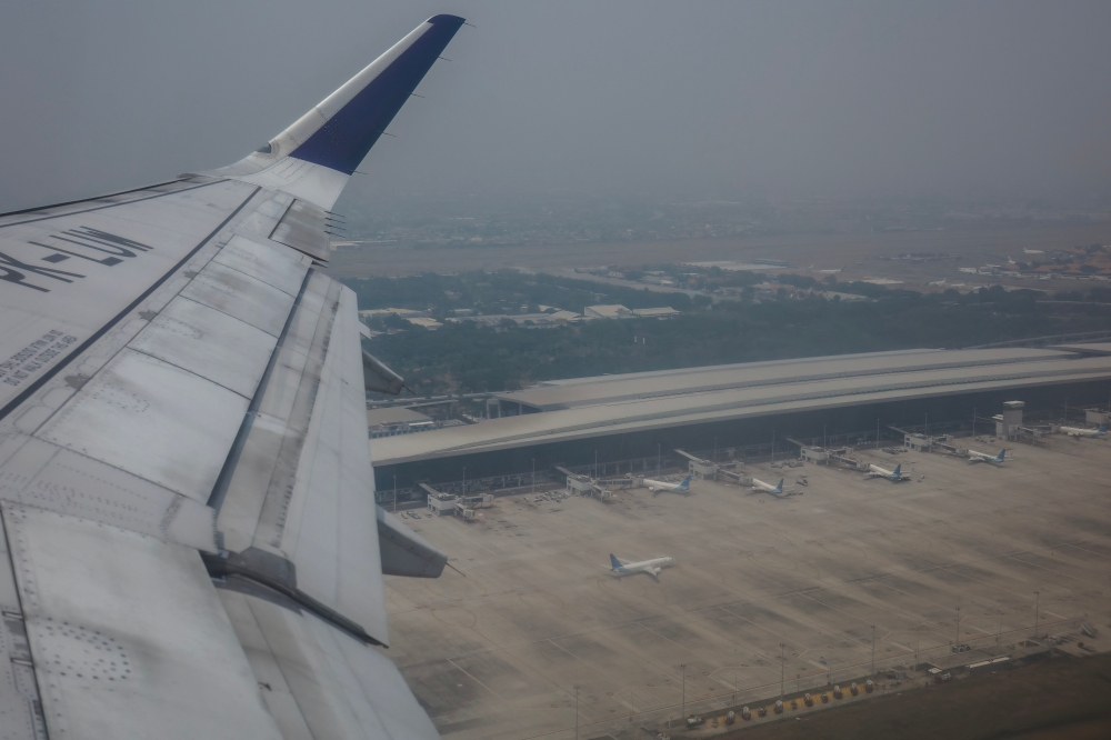Indonesia cancels flights at Jakarta airport as Anak Krakatau volcano erupts