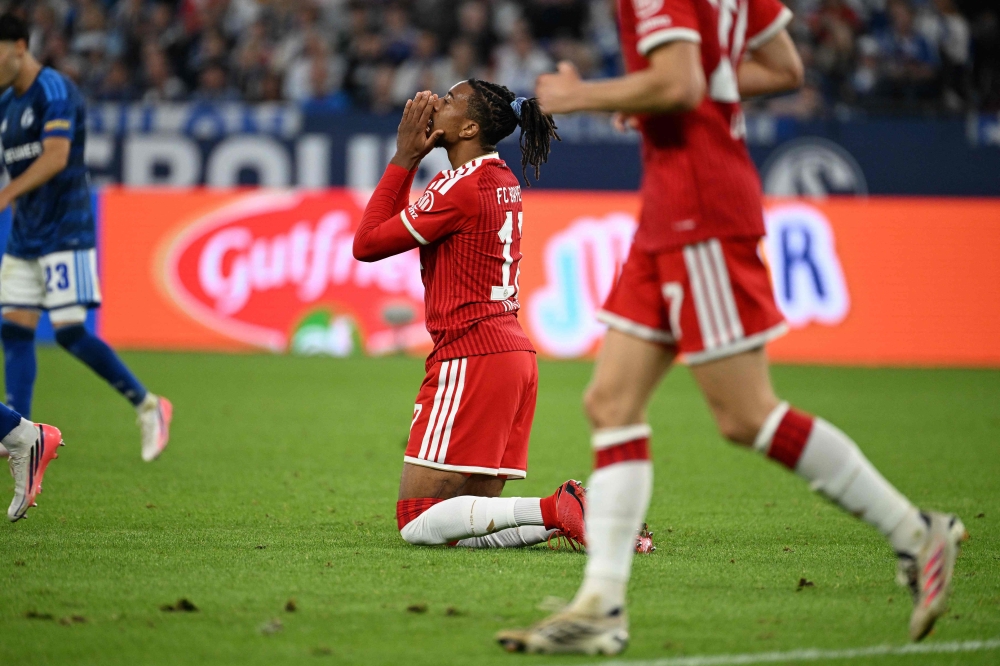 Bayern knocked off top spot after frustrating Schalke stalemate