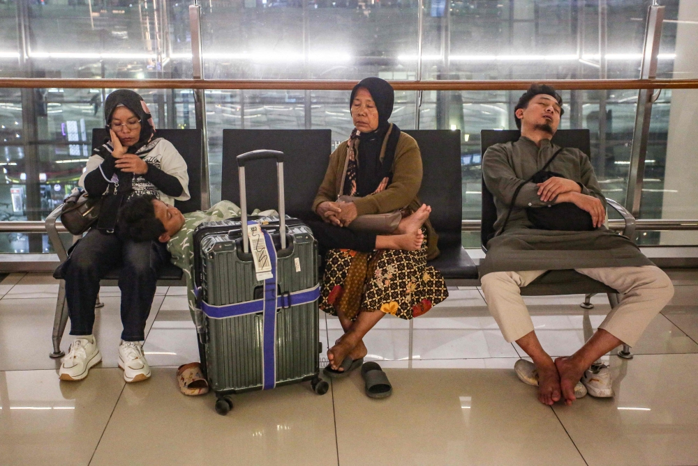 Eight Indonesian airports remain shut due to volcanic ash from Anak Krakatau